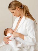 寶寶吃奶愛睡覺