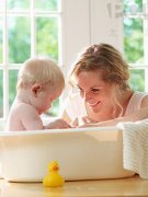 年輕媽媽要學(xué)會給寶寶洗澡