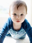 寶寶爬行時，媽媽要幫寶寶排除危險的地方